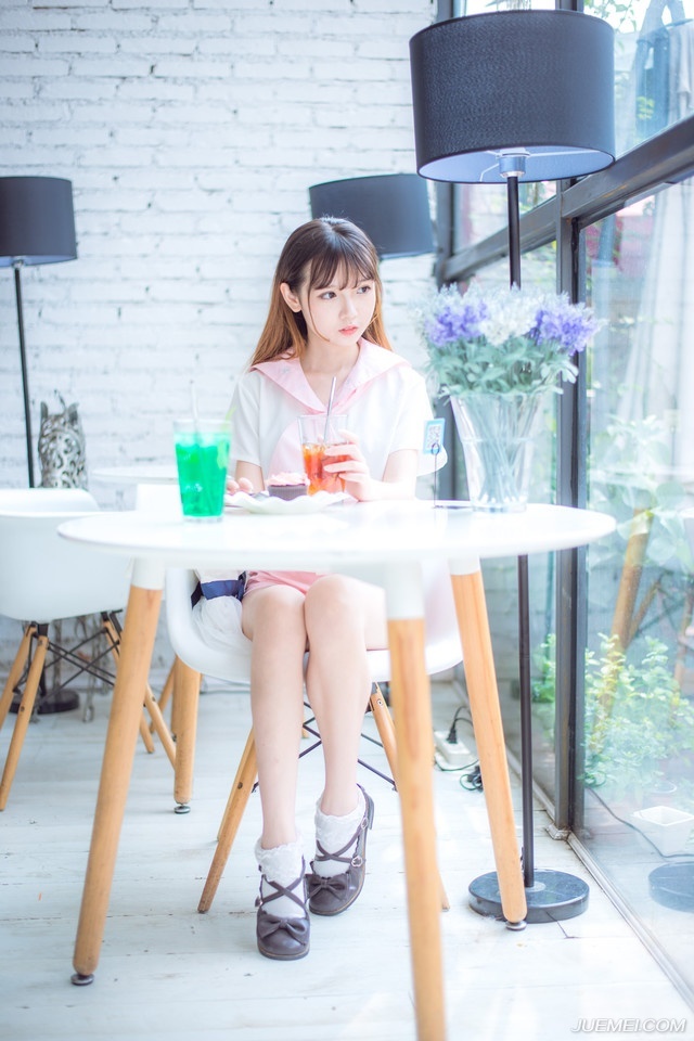 “原来如此。”伏德摇了摇头，苦笑道：“我是谁……我自己都快不记得了，我们这种人，是没有名字，只有代号，我乃夜凰卫，将军也可称我为死间，在来荆州的那一刻，就已经没有准备活着回去。”
